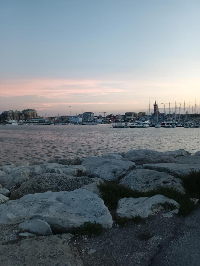 Bouganville A Apartament B&B Civitanova Marche Exterior foto